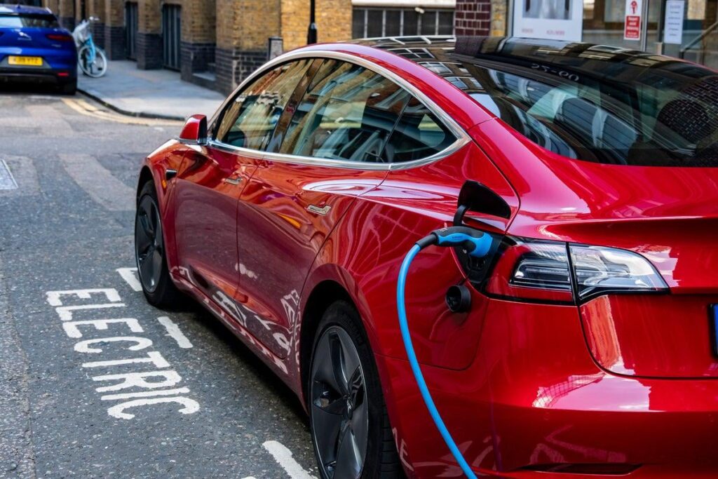 Tesla-Fahrer kaufen Notfallwerkzeuge, um nicht eingeklemmt zu werden