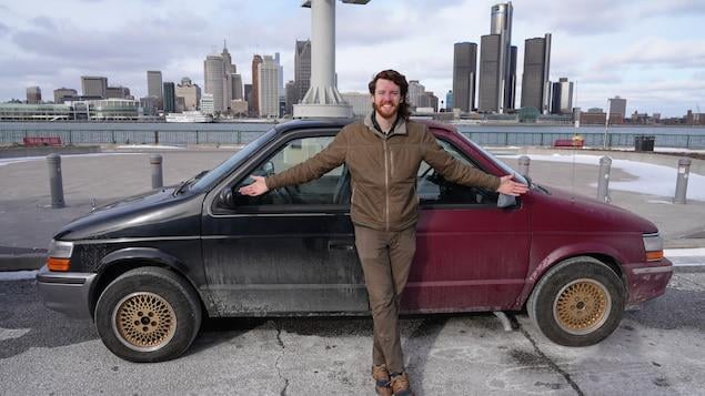Ein Mann aus Detroit überquert die Grenze in einem Minivan mit zwei Vorderwagen – einer wurde in Kanada hergestellt, der andere in den USA Ein Mann aus Detroit überquert die Grenze in einem Minivan mit zwei Vorderwagen – einer wurde in Kanada hergestellt, der andere in den USA