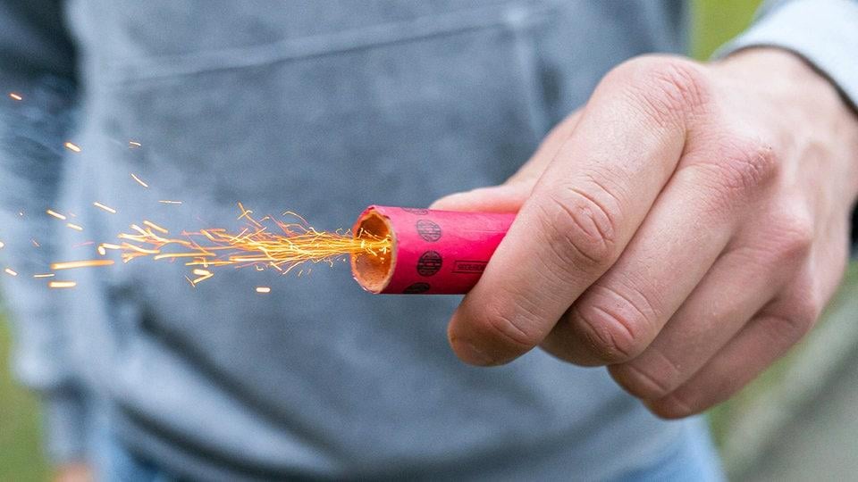 Silvester-Statistik aus 17 Jahren: Fast alle Böller-Verletzten sind männlich | MDR.DE