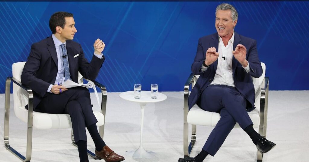 Newsom trollt MAGAs Zusammenbruch wegen seiner Sitzposition