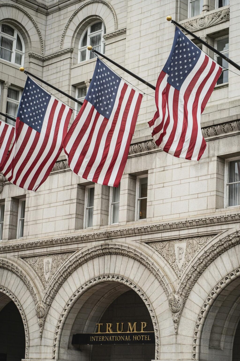 Trump drängt das Justizministerium, die Demokraten „in Verlegenheit zu bringen“, da 1 Million neue Epstein-Dokumente ans Licht kommen