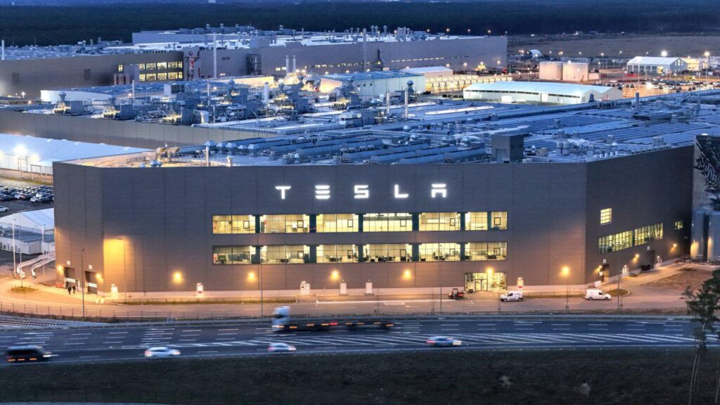 Grünheide: Tesla lehnt Einführung eines Tarifvertrags kategorisch ab