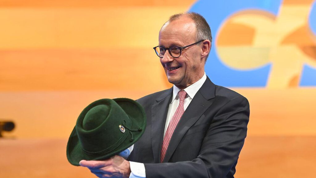 Rede vor der CSU: Merz vergleicht Merkel mit Chamberlain und Putin mit Hitler