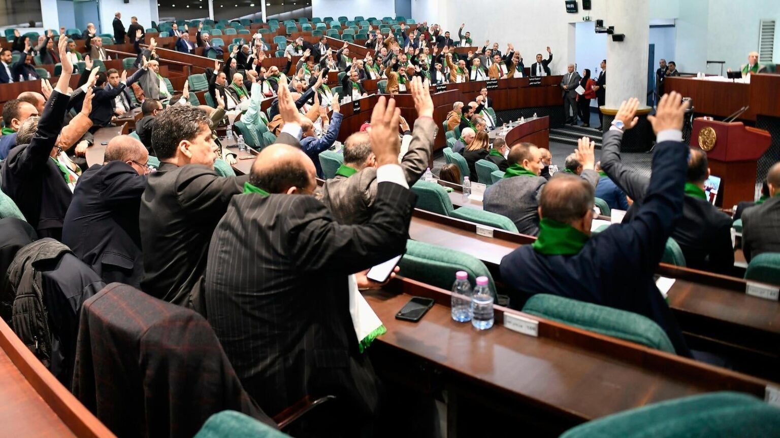 Algerien stimmt dafür, die französische Kolonisierung als Verbrechen zu erklären und fordert Rückerstattung