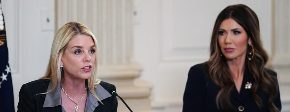 Pam Bondi und Kristi Noem wurden verklagt, weil sie Apple dazu gedrängt hatten, die Anti-ICE-App zu blockieren