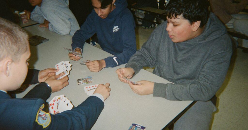 Wie das Telefonverbot die High School rettete | Seit der Sperrung der Klingel-zu-Klingel-Geräte haben Jugendliche die einfachen Freuden der Unterhaltung und des Pokerns wiederentdeckt. Wie das Telefonverbot die High School rettete | Seit der Sperrung der Klingel-zu-Klingel-Geräte haben Jugendliche die einfachen Freuden der Unterhaltung und des Pokerns wiederentdeckt.