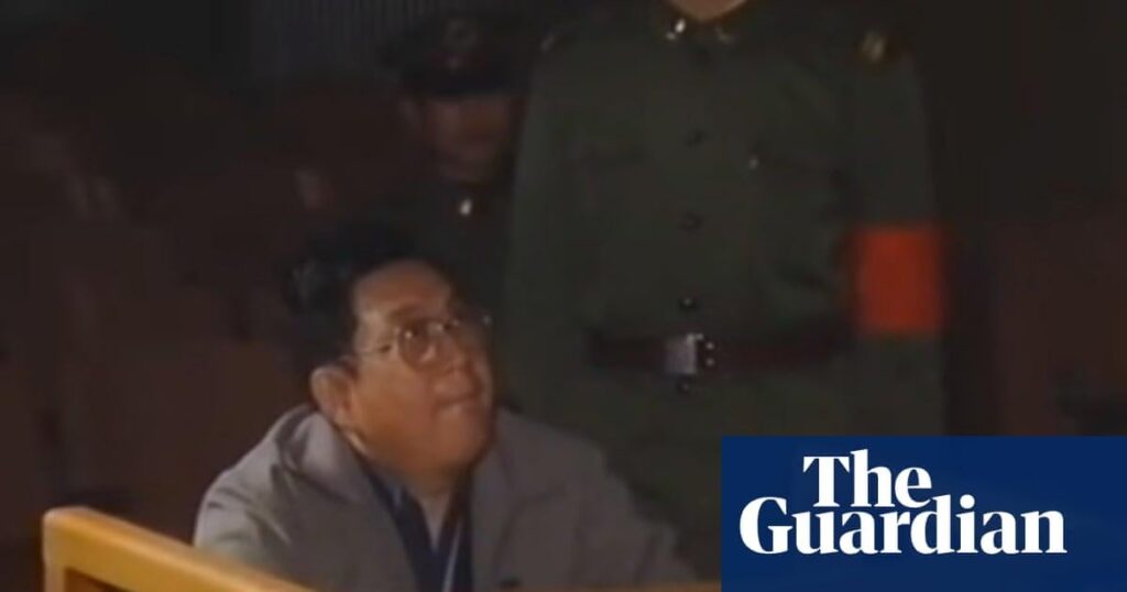 Seltenes Filmmaterial aus dem Prozess gegen einen chinesischen General, der sich dem Tiananmen-Durchgriffsbefehl widersetzte, ist online durchgesickert Seltenes Filmmaterial aus dem Prozess gegen einen chinesischen General, der sich dem Tiananmen-Durchgriffsbefehl widersetzte, ist online durchgesickert