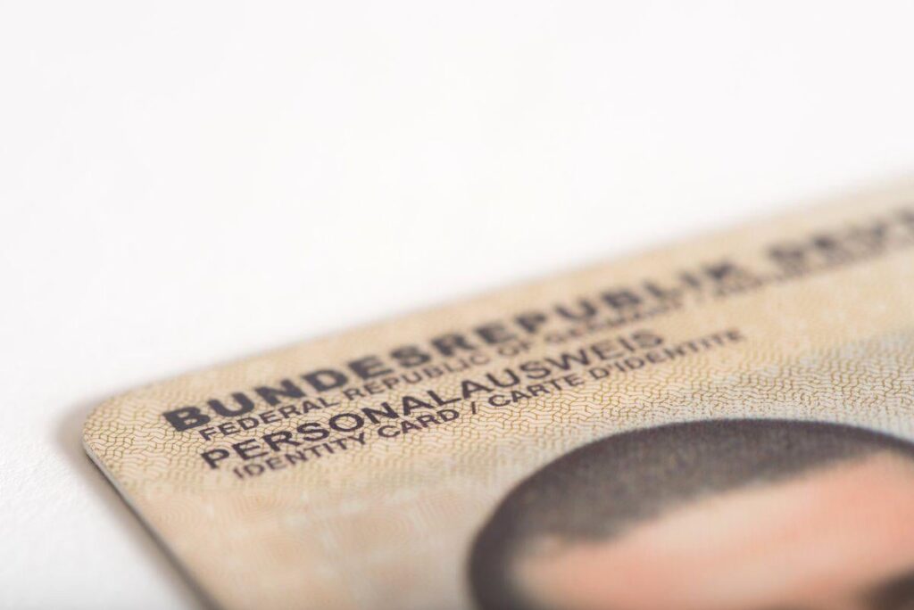 Der Zeitrahmen war bekannt, jetzt gibt es ein konkretes Datum: Der Perso kommt ab 2. Januar 2027 aufs Smartphone. Das Portemonnaie kann zu Hause bleiben.