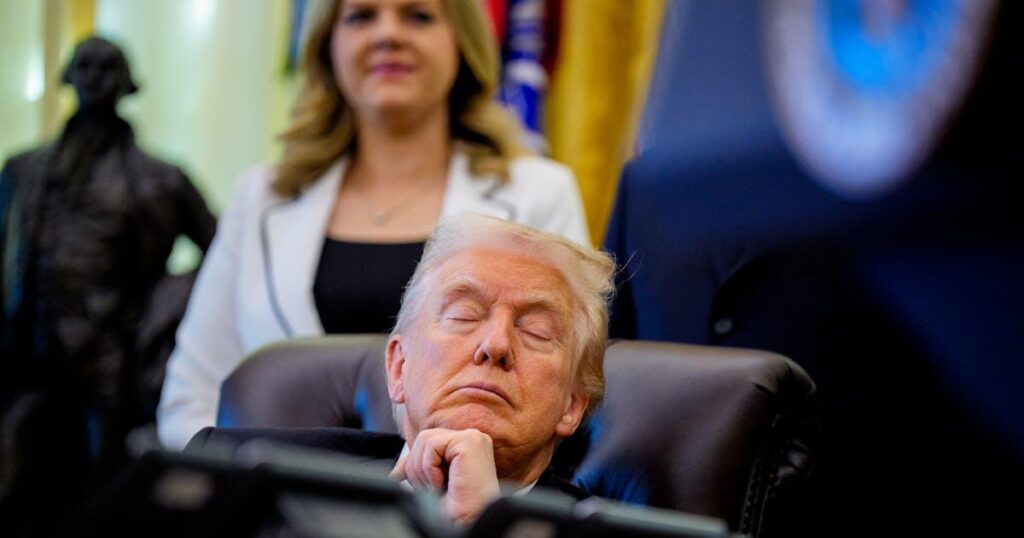 Der 79-jährige Trump flippt wegen der Geschichte aus, er sei ein müder alter Mann