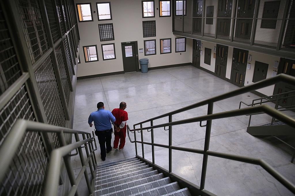 ICE-Gefängnisse werden immer tödlicher | „ICE agiert zunehmend wie eine Schurkenbehörde und weigert sich, US-amerikanisches und internationales Recht zu befolgen. […] Unser Einwandererland steht am Scheideweg. Sie kann diesen Weg der extremen Grausamkeit und des systematischen Missbrauchs fortsetzen oder die Menschenrechte und die Würde aller Menschen wahren.“