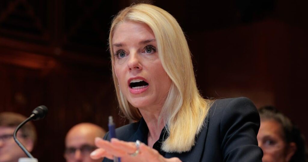 Pam Bondi erhält Gefängnisstrafe wegen Vertuschung von Epstein-Dateien | Der demokratische Abgeordnete Ro Khanna bedrohte den Generalstaatsanwalt direkt.