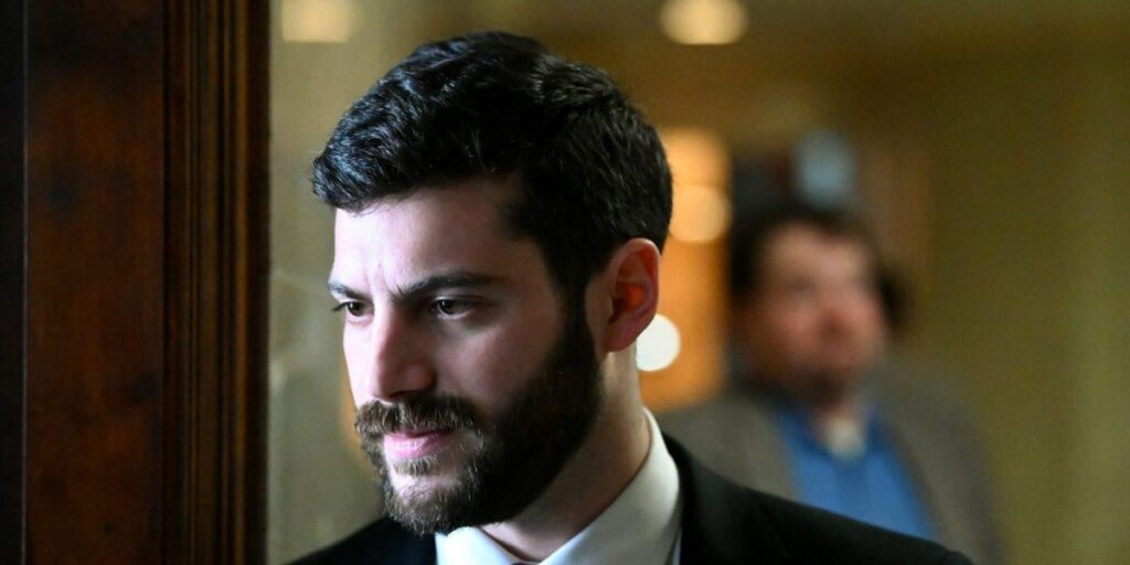 Alex Bores, ehemaliger Palantir-Politiker, sagt, KI-Deepfakes seien ein „lösbares Problem“, wenn wir eine kostenlose, jahrzehntealte Technik zurückbringen, die weitverbreitet HTTPS übernommen hat – die Verwendung digitaler Zertifikate zur Überprüfung der Authentizität einer Website Alex Bores, ehemaliger Palantir-Politiker, sagt, KI-Deepfakes seien ein „lösbares Problem“, wenn wir eine kostenlose, jahrzehntealte Technik zurückbringen, die weitverbreitet HTTPS übernommen hat – die Verwendung digitaler Zertifikate zur Überprüfung der Authentizität einer Website