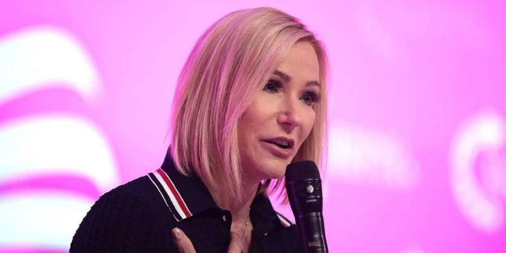 Konservative verspotten Trumps spirituellen Berater | „Wohin ich auch gehe, Gott regiert. Wenn ich auf dem Gelände des Weißen Hauses gehe, wandelt Gott auf dem Gelände des Weißen Hauses … Ich hatte jedes Recht, den Boden des Weißen Hauses für heilig zu erklären, weil ich dort stand. Und wo ich stehe, ist heilig.“
