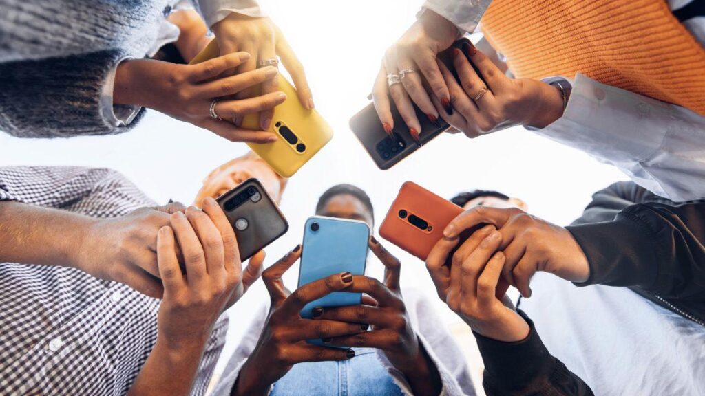 Schulen in Kalifornien müssen ab 2026 die Nutzung von Mobiltelefonen durch Schüler einschränken und verbieten