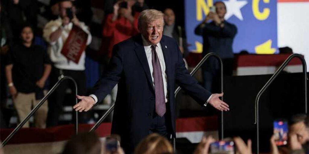 „Das ist seltsam“: Trump-Fans sind verblüfft über die geringe Beteiligung an der Kundgebung in North Carolina | Trotz der bescheidenen Besucherzahl behauptete Trump eine enorme Beteiligung und gab fälschlicherweise an, dass draußen Menschenmassen darauf warteten, den Veranstaltungsort zu betreten. „Das ist seltsam“: Trump-Fans sind verblüfft über die geringe Beteiligung an der Kundgebung in North Carolina | Trotz der bescheidenen Besucherzahl behauptete Trump eine enorme Beteiligung und gab fälschlicherweise an, dass draußen Menschenmassen darauf warteten, den Veranstaltungsort zu betreten.