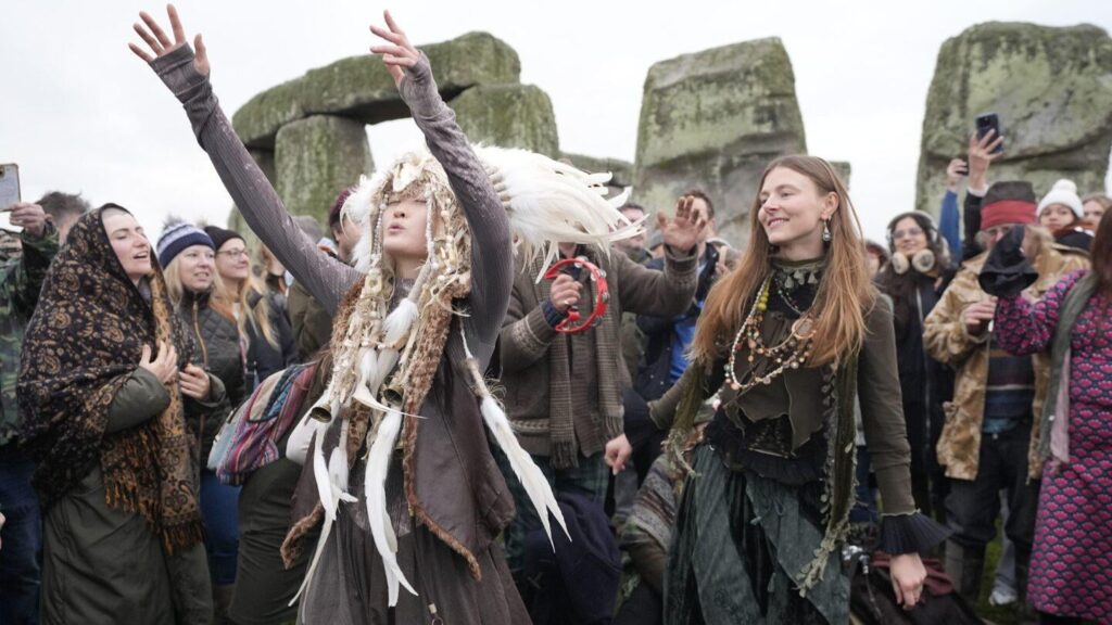 Tausende jubeln, wenn zur Wintersonnenwende in Stonehenge die Sonne aufgeht