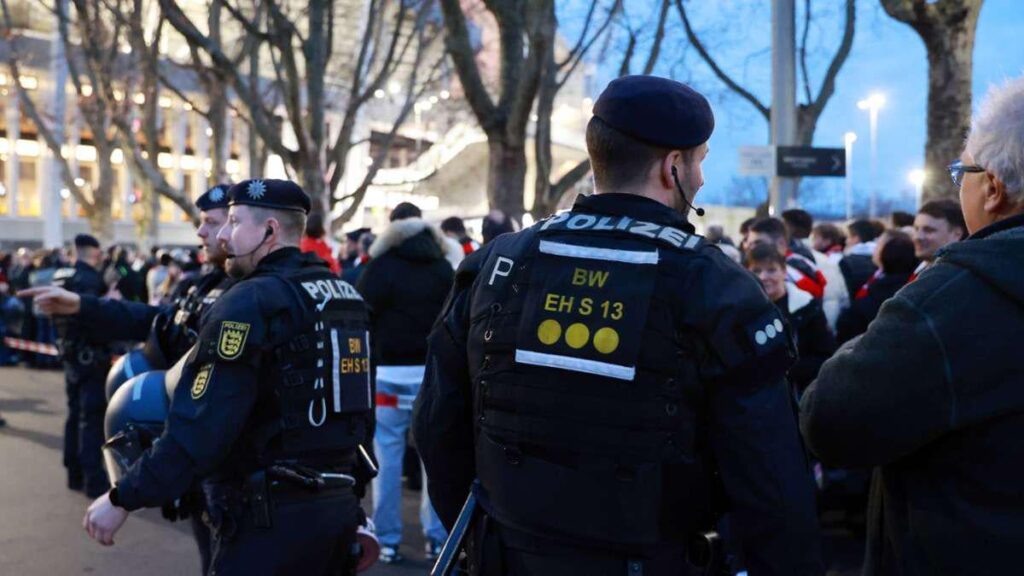 VfB gegen Maccabi Tel Aviv: Hitlergruß und Schmähgesänge – Polizei ermittelt gegen Maccabi-Fans VfB gegen Maccabi Tel Aviv: Hitlergruß und Schmähgesänge – Polizei ermittelt gegen Maccabi-Fans