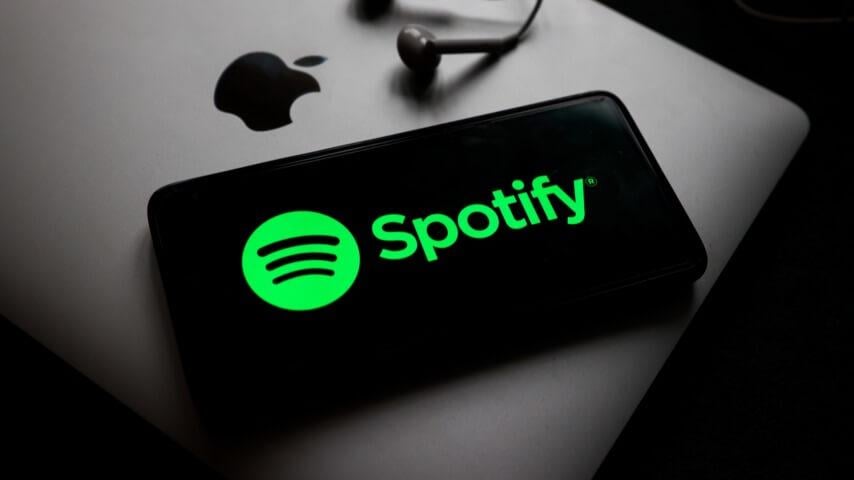 Trotz der Gegenreaktion der Künstler hält Spotify an den ICE-Rekrutierungsanzeigen fest