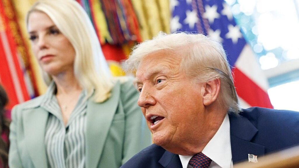 Also veröffentlicht das Justizministerium 30.000 Seiten Epstein-Akten und bemüht sich dann, alle darin enthaltenen Anschuldigungen wegen sexuellen Missbrauchs gegen Donald Trump als „unwahr“ und „sensational“ zu bezeichnen. Also veröffentlicht das Justizministerium 30.000 Seiten Epstein-Akten und bemüht sich dann, alle darin enthaltenen Anschuldigungen wegen sexuellen Missbrauchs gegen Donald Trump als „unwahr“ und „sensational“ zu bezeichnen.