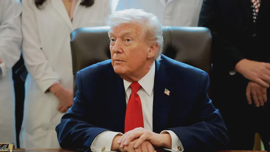 Trump drängt darauf, das Weiße Haus zu verlassen, um einen anderen Job anzunehmen, und er möchte, dass die Amerikaner ihm sagen, ob er das tun soll Trump drängt darauf, das Weiße Haus zu verlassen, um einen anderen Job anzunehmen, und er möchte, dass die Amerikaner ihm sagen, ob er das tun soll