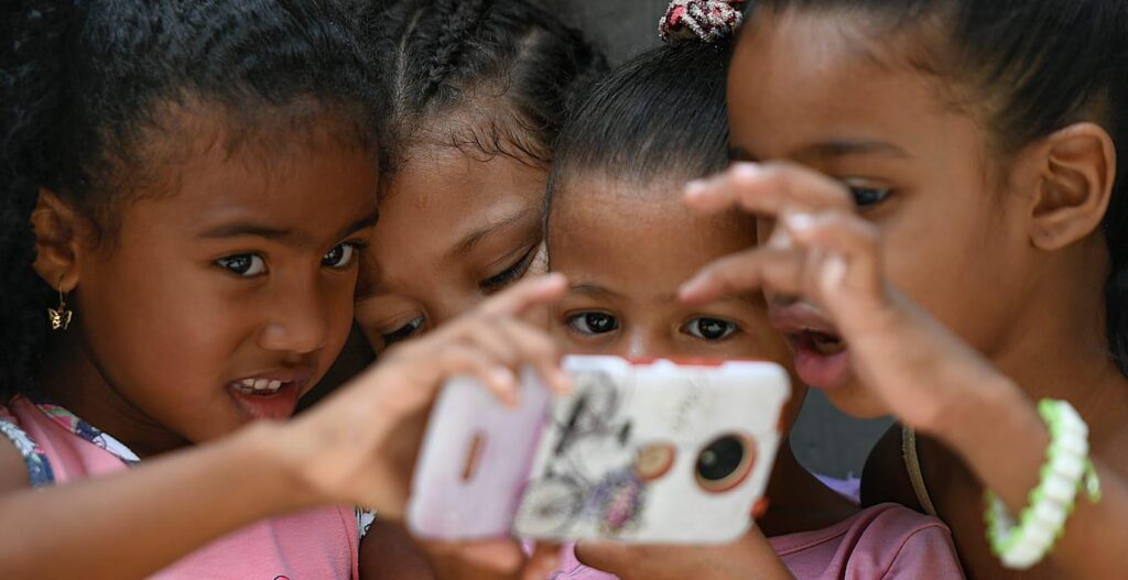 Kinder mit Smartphones sind müder und trauriger