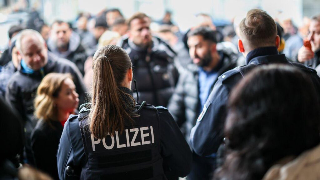 Tumulte nach spektakulärem Einbruch in Gelsenkirchen – Polizei räumt Vorraum der Bank