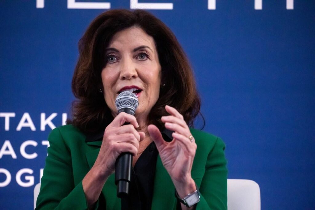 Die Gouverneurin von New York, Kathy Hochul, unterzeichnet das RAISE-Gesetz zur Regulierung der KI-Sicherheit