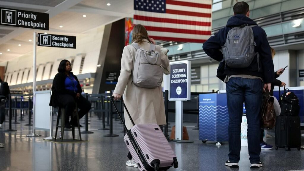 Trump zwingt alle ausländischen Touristen, vor der Einreise in die USA FÜNF JAHRE Social-Media-Geschichte nachzuweisen