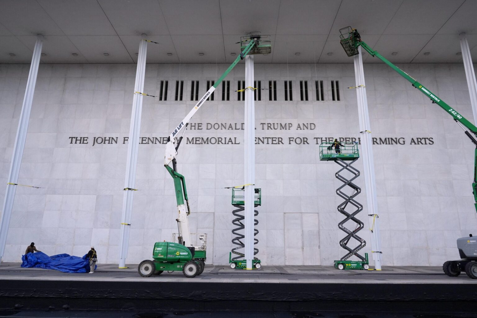 Kritiker entsetzt, als Trumps Name bereits zum Kennedy Center hinzugefügt wurde: „Vandalismus“, „Illegal“, „Abscheulicher Scheiß“
