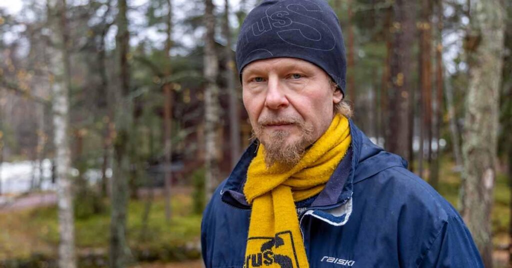 Finnische Politiker zur Unterstützung Miss Finnlands spöttischer asiatischer Blicke wiederholen die rassistische Geste in den sozialen Medien.