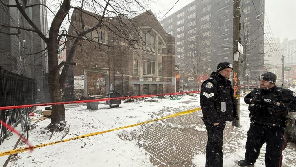 Mann nach Brand vor Kirchengebäude in Toronto lebensgefährlich verletzt, Verdächtiger wegen Brandstiftung angeklagt