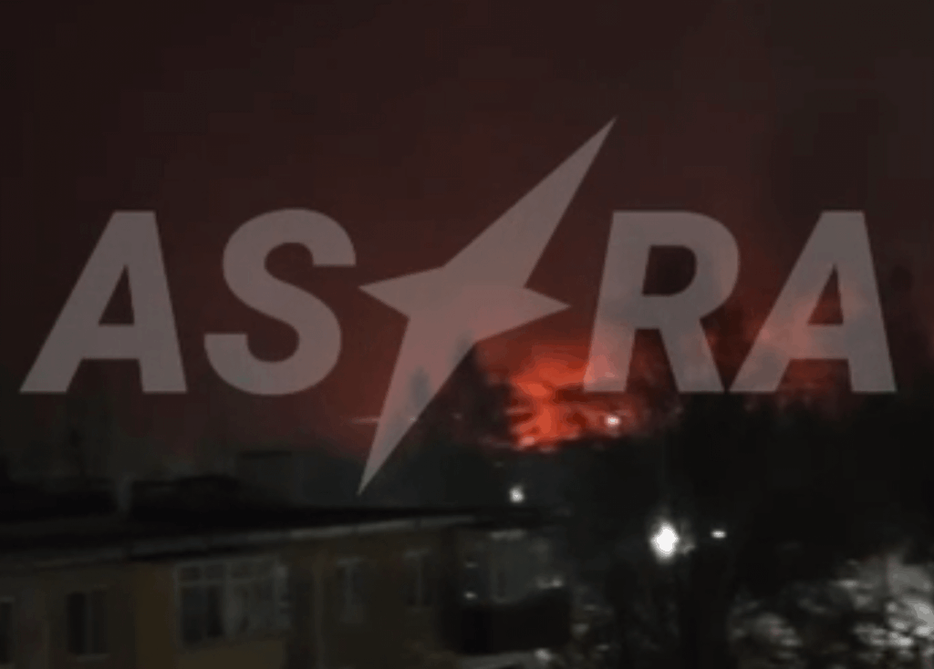 Laut Einheimischen fängt russisches Gummiwerk nach einem gemeldeten Angriff in der Oblast Tula Feuer