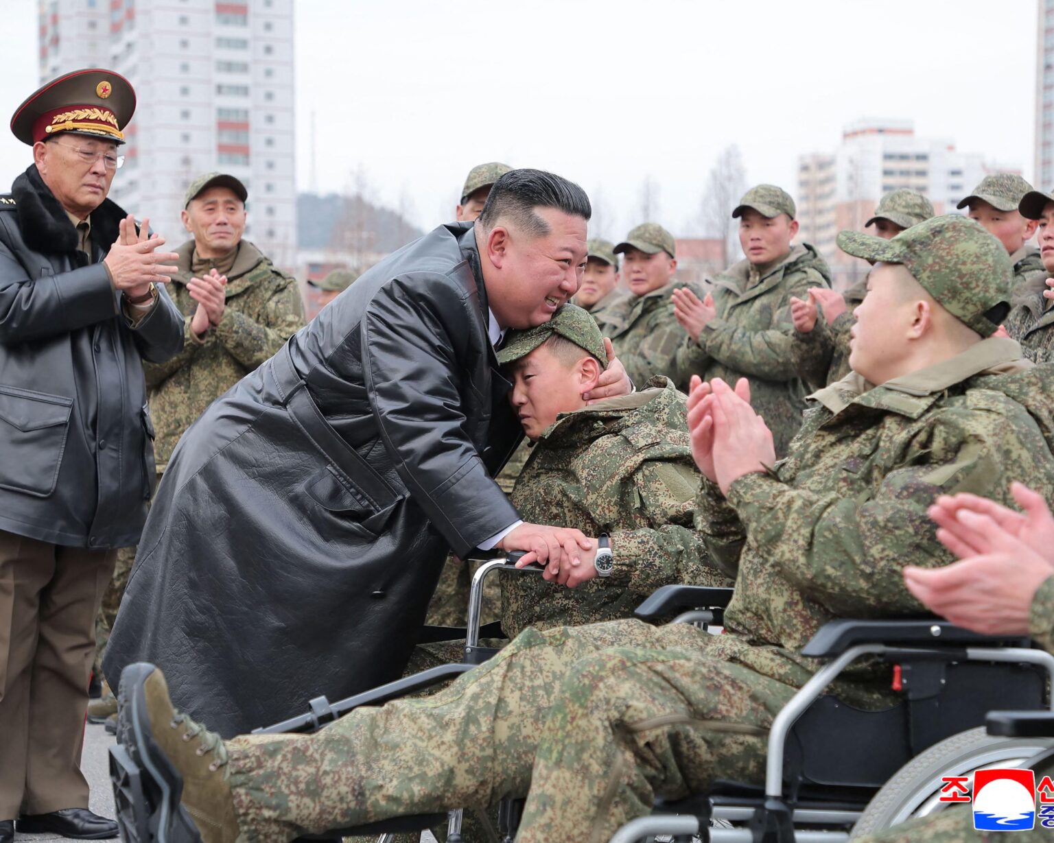 Kim Jong Un begrüßt feierlich nordkoreanische Truppen, die nach Minenräumungsoperationen in der russischen Region Kursk in die DVRK zurückkehren. Die Rede stellte eine seltene öffentliche Anerkennung der Entsendung von Soldaten über die Landesgrenzen hinaus dar Kim Jong Un begrüßt feierlich nordkoreanische Truppen, die nach Minenräumungsoperationen in der russischen Region Kursk in die DVRK zurückkehren. Die Rede stellte eine seltene öffentliche Anerkennung der Entsendung von Soldaten über die Landesgrenzen hinaus dar