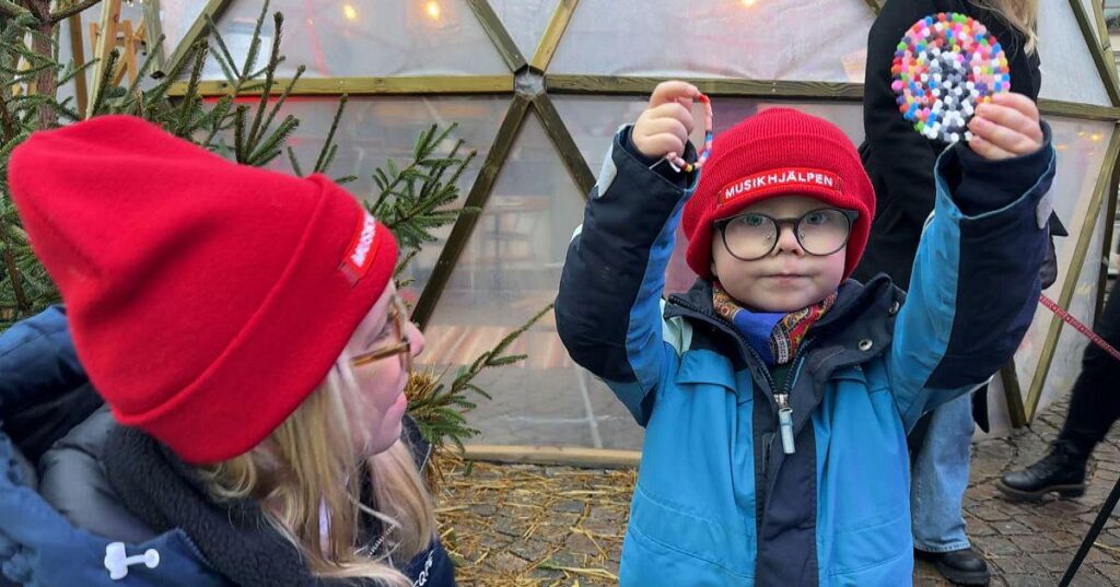 Francis, 4, hat über 1,5 Millionen Kronen für Musikhjälpen gesammelt [sålt egengjorda pärlplattor och armband]