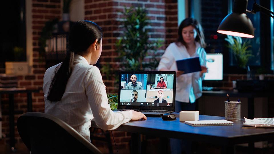 Arbeitnehmerrechte in der Krise: Warum kürzere Arbeitszeiten kaum noch durchsetzbar sind | MDR.DE