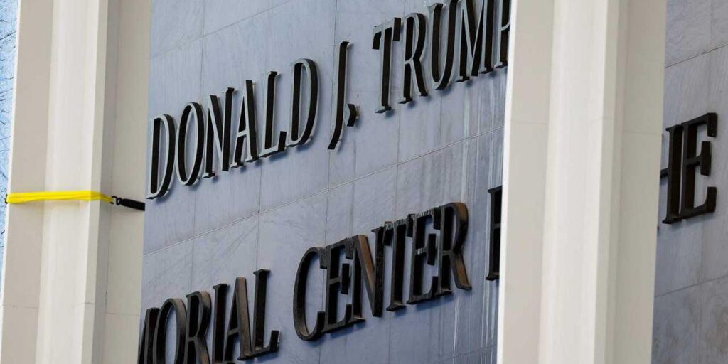 Trumps Name wurde trotz Bundesgesetz gegen das Kennedy Center-Gebäude angebracht | „Nach dem 2. Dezember 1983 dürfen in den öffentlichen Bereichen des John F. Kennedy Center for the Performing Arts keine zusätzlichen Denkmäler oder Gedenktafeln mehr ausgewiesen oder angebracht werden“, heißt es im US-Kodex. Trumps Name wurde trotz Bundesgesetz gegen das Kennedy Center-Gebäude angebracht | „Nach dem 2. Dezember 1983 dürfen in den öffentlichen Bereichen des John F. Kennedy Center for the Performing Arts keine zusätzlichen Denkmäler oder Gedenktafeln mehr ausgewiesen oder angebracht werden“, heißt es im US-Kodex.