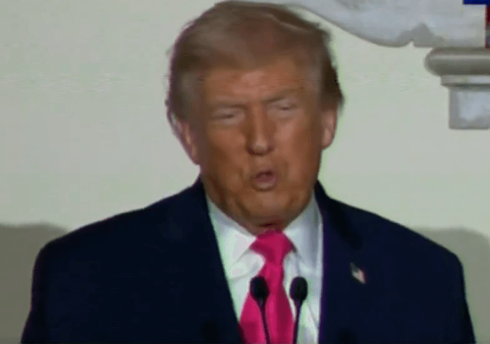 Trump behauptet, dass „Lastwagenladungen“ an Beweisen kommen, um seine manipulierten Behauptungen zur Wahl 2020 zu untermauern