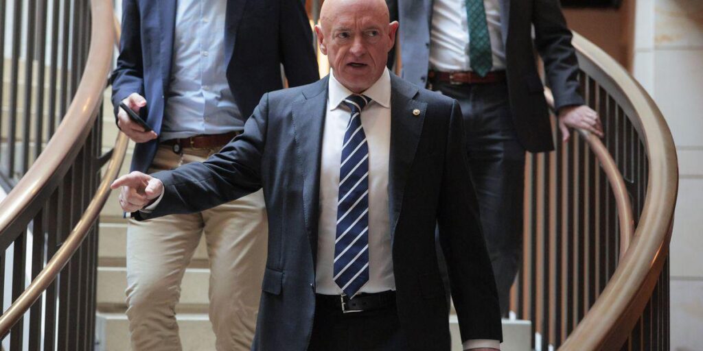 Mark Kelly hat Recht: Militärangehörige haben die Macht, sich dem zu widersetzen, was ihrer Meinung nach falsch ist | Wenn Militärangehörige diese Macht beanspruchten und blinden militärischen Gehorsam verweigerten, hatte das erhebliche Auswirkungen auf die Politik und Politik dieses Landes sowie auf das Leben einzelner Menschen. Mark Kelly hat Recht: Militärangehörige haben die Macht, sich dem zu widersetzen, was ihrer Meinung nach falsch ist | Wenn Militärangehörige diese Macht beanspruchten und blinden militärischen Gehorsam verweigerten, hatte das erhebliche Auswirkungen auf die Politik und Politik dieses Landes sowie auf das Leben einzelner Menschen.