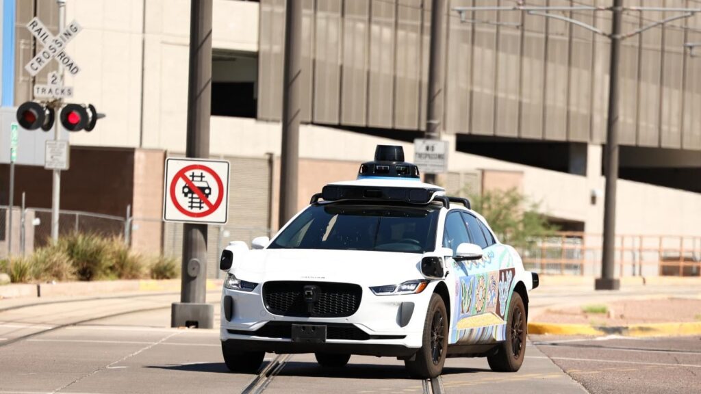 Waymo wird Software zurückrufen, nachdem seine selbstfahrenden Autos an angehaltenen Schulbussen vorbeigefahren sind