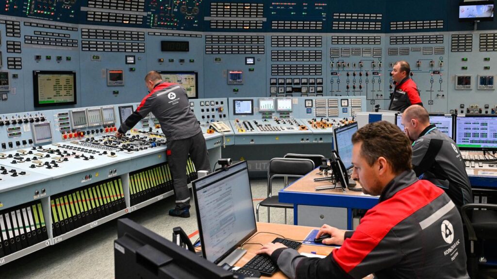 Frankreichs gefährliche Atomfreundschaft mit Russland | Frankreich verspricht, die Ukraine zu unterstützen. Doch die Versorgung mit Atomenergie ist eng mit Russland verknüpft. Ex-Energiebosse verdienen viel Geld mit Rosatom.