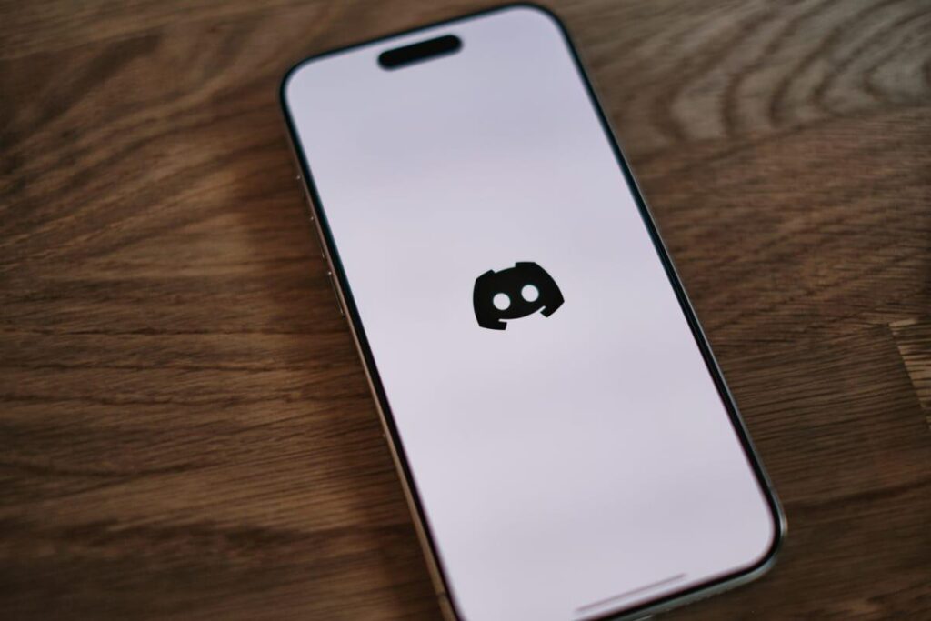 Anthropic Exec erzwingt KI-Chatbot in der Gay Discord Community, Mitglieder fliehen