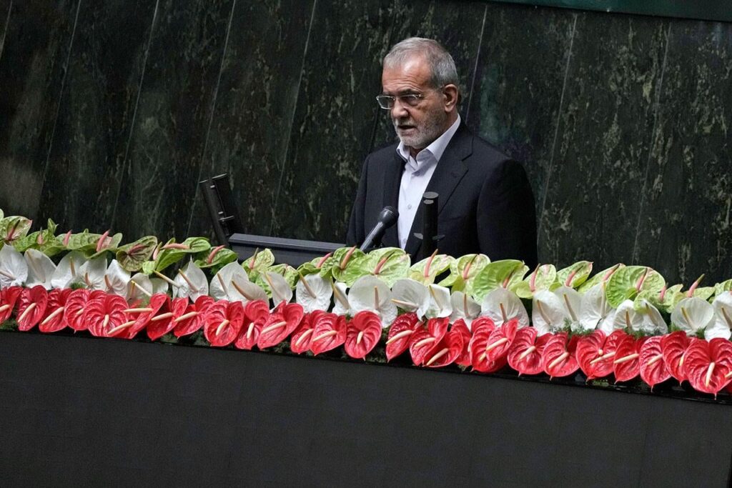 Der iranische Präsident sagt, das Land befinde sich im Kriegszustand mit den Vereinigten Staaten, Israel und Europa. Teheran betrachtet Streiks gegen Nuklearanlagen und die Rückkehr von Sanktionen als Elemente langfristigen Drucks von außen Der iranische Präsident sagt, das Land befinde sich im Kriegszustand mit den Vereinigten Staaten, Israel und Europa. Teheran betrachtet Streiks gegen Nuklearanlagen und die Rückkehr von Sanktionen als Elemente langfristigen Drucks von außen