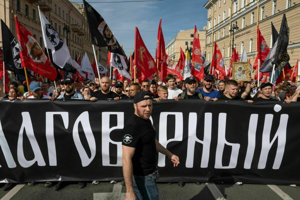 Extreme Rechte in Russland: Selfie vor der Leiche