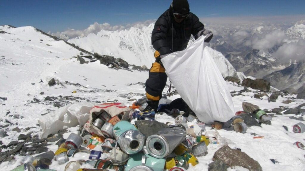 Nepal wirft sein jahrzehntealtes Programm zur Säuberung des Mount Everest auf