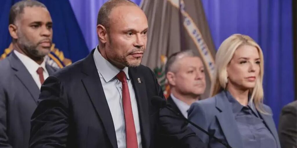 „Lass dich nicht von der Tür treffen“: Dan Bongino ist vor Spott begraben, als er zu den Ausgängen flieht