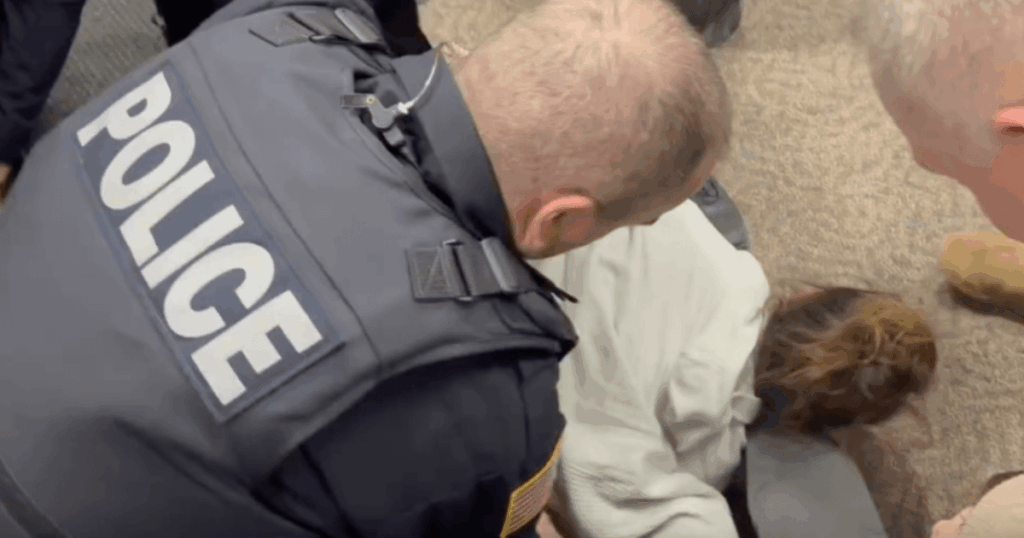 Bei der Ratssitzung in Port Washington, WI, kommt es zu Unruhen wegen des Rechenzentrumsprojekts; drei Personen festgenommen
