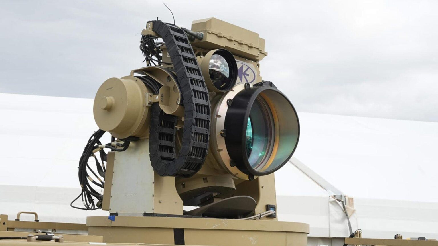Der 100.000-Watt-Iron-Beam-Laser wird der weltweit erste Drohnen-Verteidigungs-Zapper, der operativ eingesetzt wird – er kann auch Raketen, Mörser und andere Bedrohungen aus der Luft abschießen