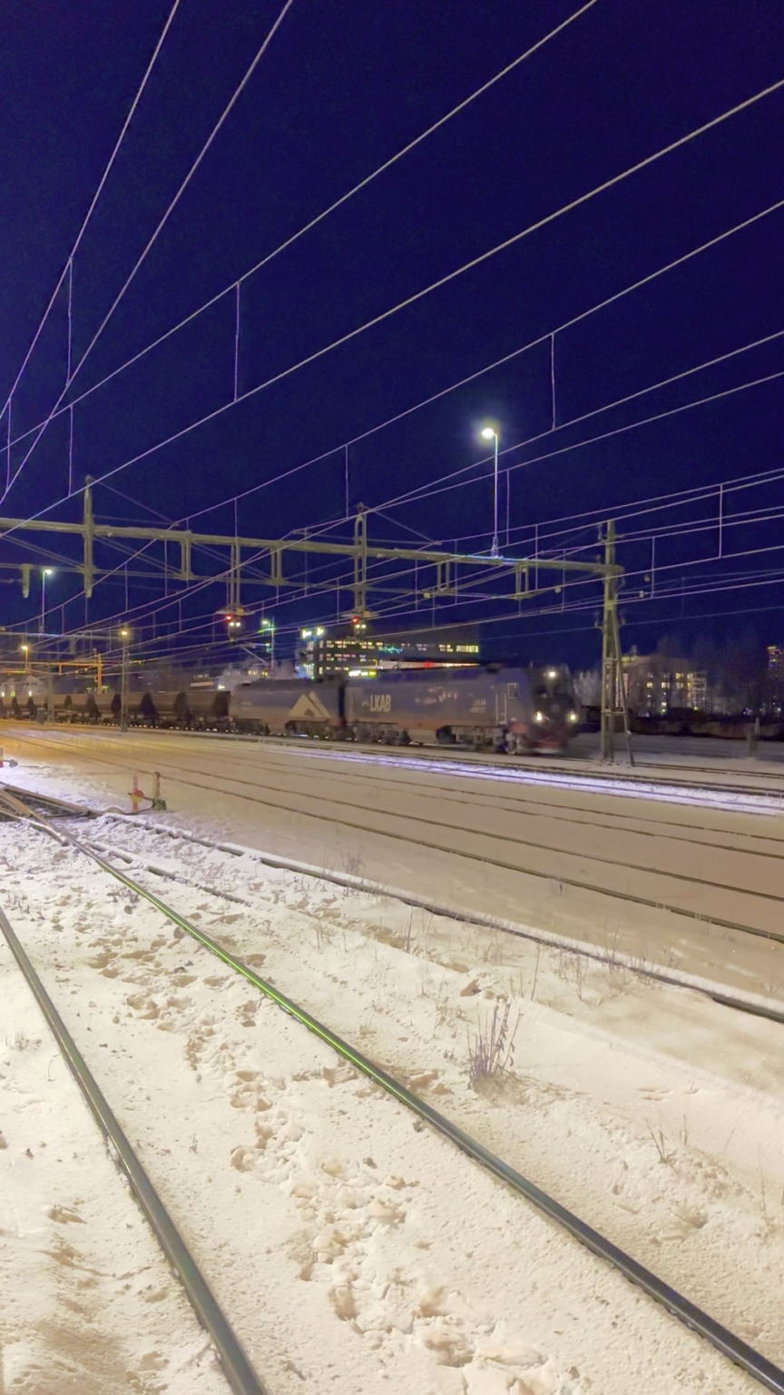 Der 750 m lange LKAB-Erzzug kommt mit Erz von Malmberget aus bei SSAB in Luleå an 🇸🇪
