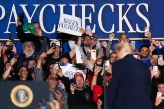 Während die Amerikaner seinen Umgang mit der Wirtschaft ablehnen, wendet sich Trump dem Selbstmitleid zu