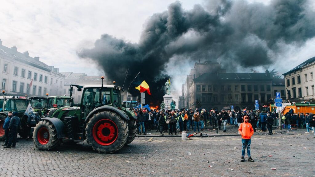 Bauernproteste gegen Mercosur-Abkommen der EU schlagen in Gewalt um – In Brüssel ist die Sicherheitslage angesichts der gewaltvollen Bauernproteste angespannt. Mehrere EU-Gebäude wurden beschädigt, mindestens eine Person wurde verletzt. Bauernproteste gegen Mercosur-Abkommen der EU schlagen in Gewalt um - In Brüssel ist die Sicherheitslage angesichts der gewaltvollen Bauernproteste angespannt. Mehrere EU-Gebäude wurden beschädigt, mindestens eine Person wurde verletzt.